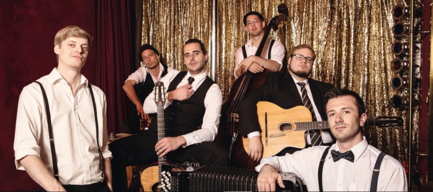 "Gewürztraminer gerade vor den goldenen Glittervorhang getreten." © Archiv Theater Akzent