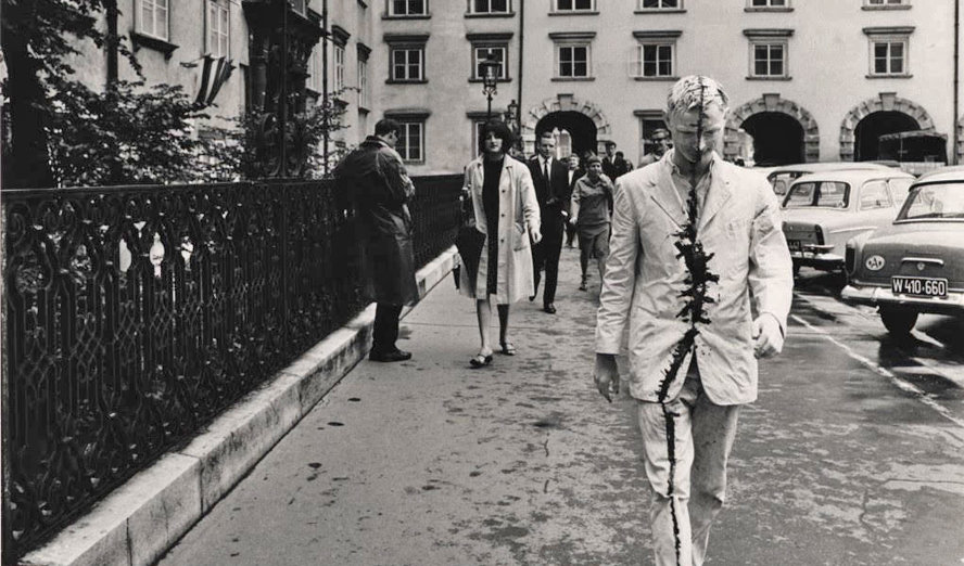 Günter Brus, »Wiener Spaziergang«, 1965, Foto: Ludwig Hoffenreich © Günter Brus