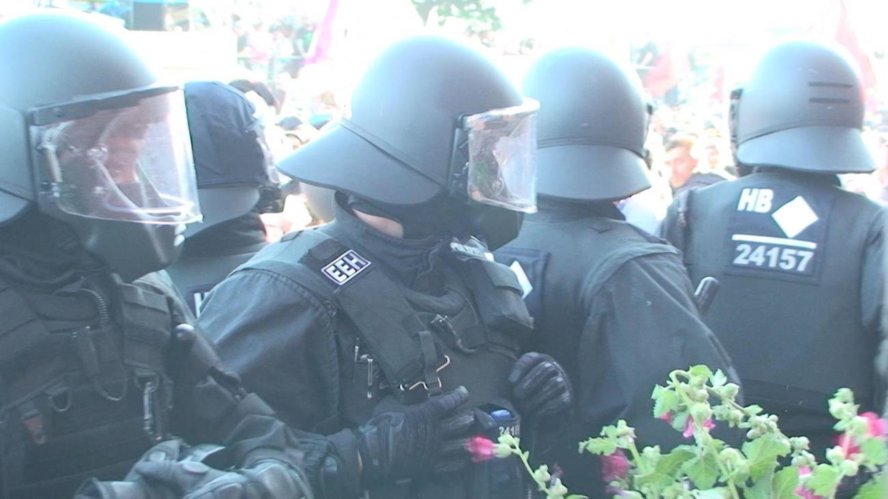 Blumenpflege in Vollmontur: Wenn BürgerInnen einander vermummt gegenübertreten, stimmt was nicht. © Lars* Kollros