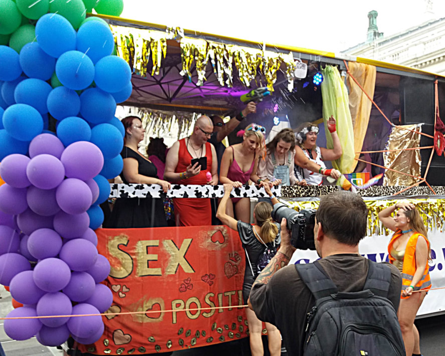 Die Regenbogenparade ist ein Fototermin © Kim Kong