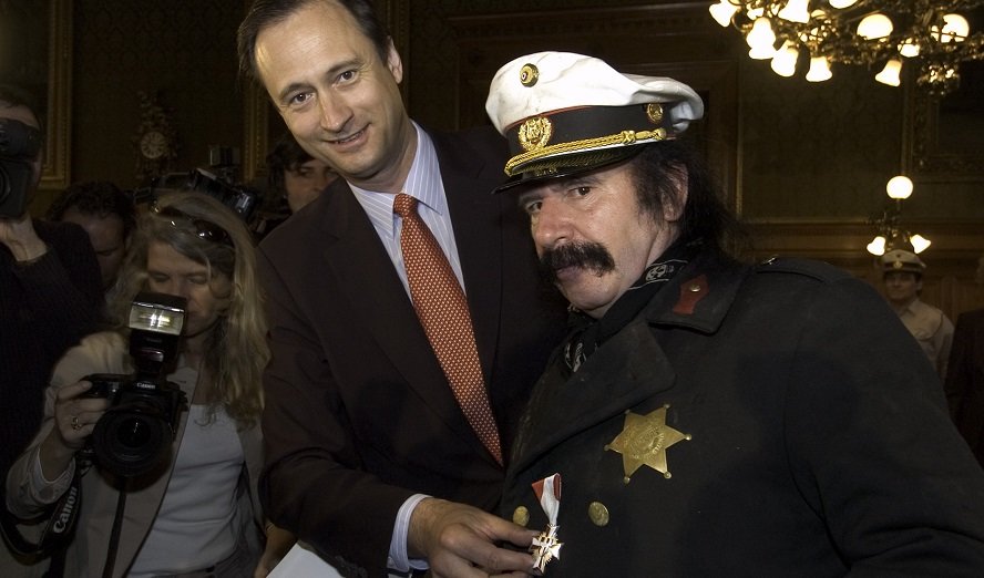 Bei der Ordensverleihung. Weber (rechts) in Ausgehuniform bewahrt Haltung auch in moralisch zweifelhaftem Umfeld. © media wien