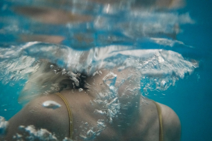 Mit Kajsa Lindgren im Ozean der Gefühle (bzw. hier im Pool) © Hampus Andersson
