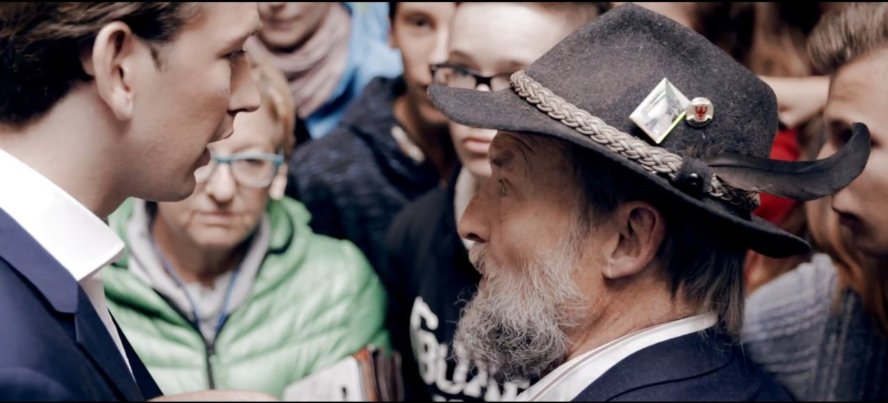 Kurz (im Bild links) bei der sorgfältig inszenierten Begegnung mit einem Alpindarsteller (Typ Wandervogel) © YouTube