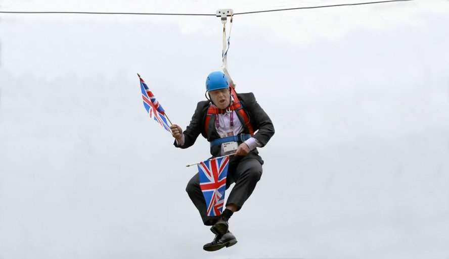 Für Krone und Vaterland hängt BoJo an der Leine – zum Schießen. © YouTube