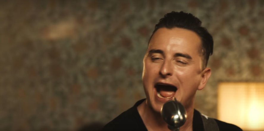 Andreas Gabalier geht beim Singen aus sich heraus und trägt immer eine Lederhose, seit ihm das Spatzi einmal im Reißverschluss … Autsch. © YouTube 