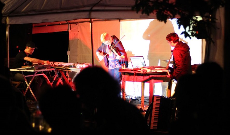 Benjamin Finger, Mia Zabelka und Zahra Mani beim zurückhaltenden Spiel zum Thema Lebenretten © Jelena Vojinovic