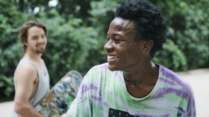 Nicht nur der Verlust seines geliebten Vaters, sondern auch Rassismus ist ein Problem, mit dem der ständig lachende Kiere zu kämpfen hat. © Viennale