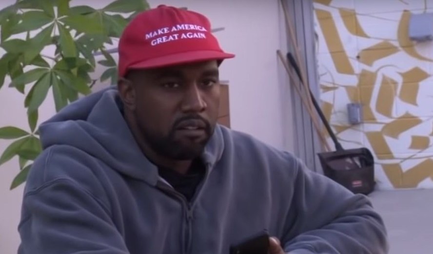 Kayne West überlegt, was er da alles auf SNL verzapft hat © YouTube