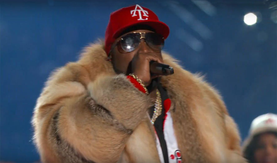 Big Boi, wohlumhüllt in Pelz und blinkendem Reichtum © YouTube