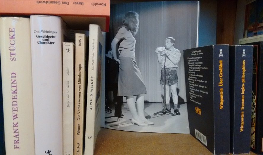 Friedrich Achleitner zweifelt auf der Bühne an der Wirklichkeit, inmitten verstaubter Bücher © Redaktion skug