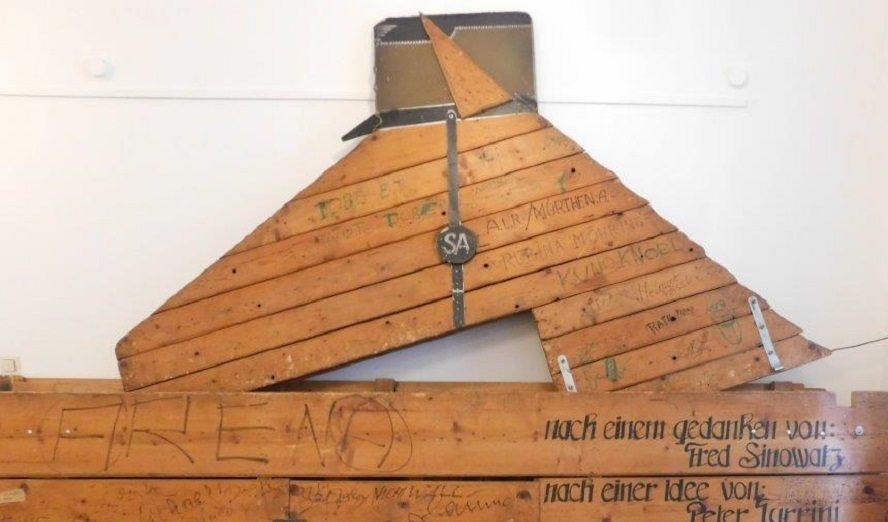 Waldheim-Holzpferd nach einer Skizze von Alfred Hrdlicka, produziert von der Gruppe Neues Österreich © Republikanischer Club