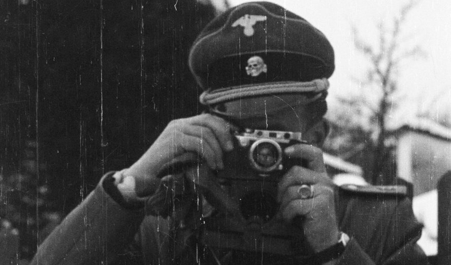 Jahrzehntelang waren die unentwickelten Aufnahmen zwischen Familien- und Urlaubsfotos verborgen © Nils Olger