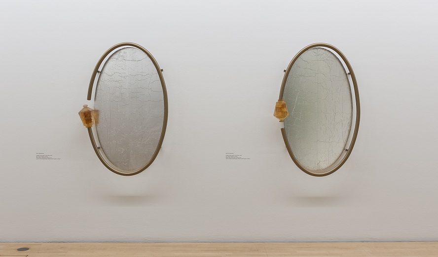 Martin Kippenberger: »Mirror for Hang-Over Bud«, 1990 © Estate of Martin Kippenberger, Galerie Gisela Capitain, Foto: Lenbachhaus