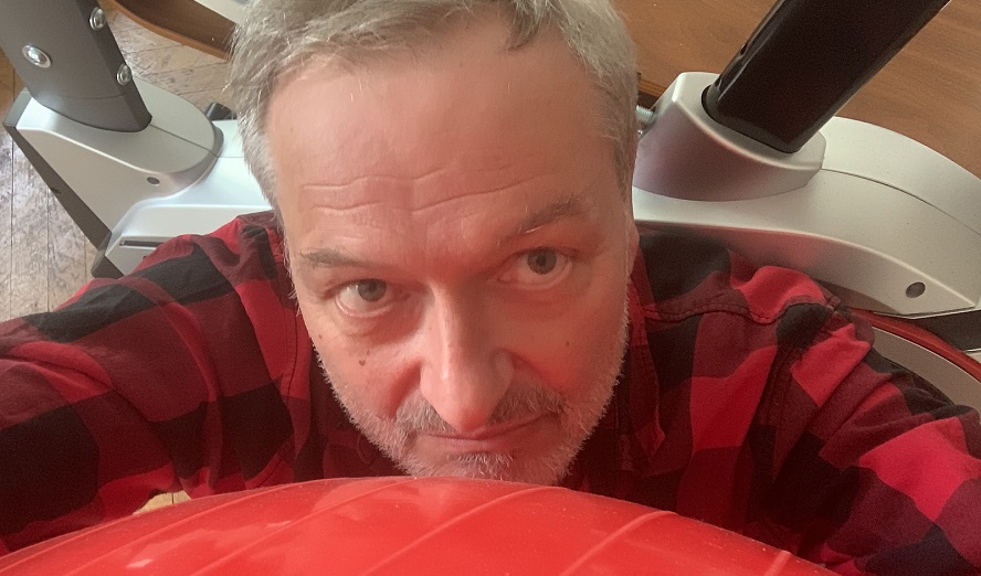 Selbstporträt mit Sportgeräten © Fritz Ostermayer