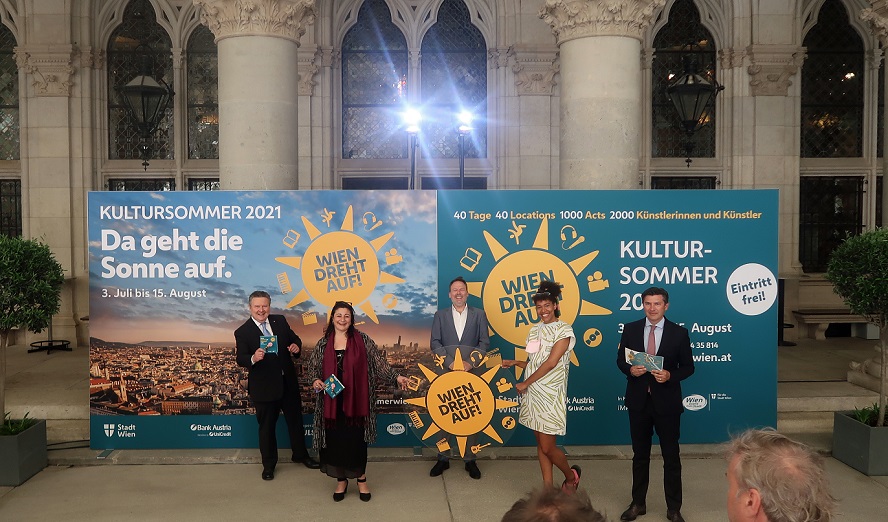 Ganz schön aufgedreht: Die Stadtführung präsentiert Medienvertreter*innen den neuen Kultursommer © Redaktion