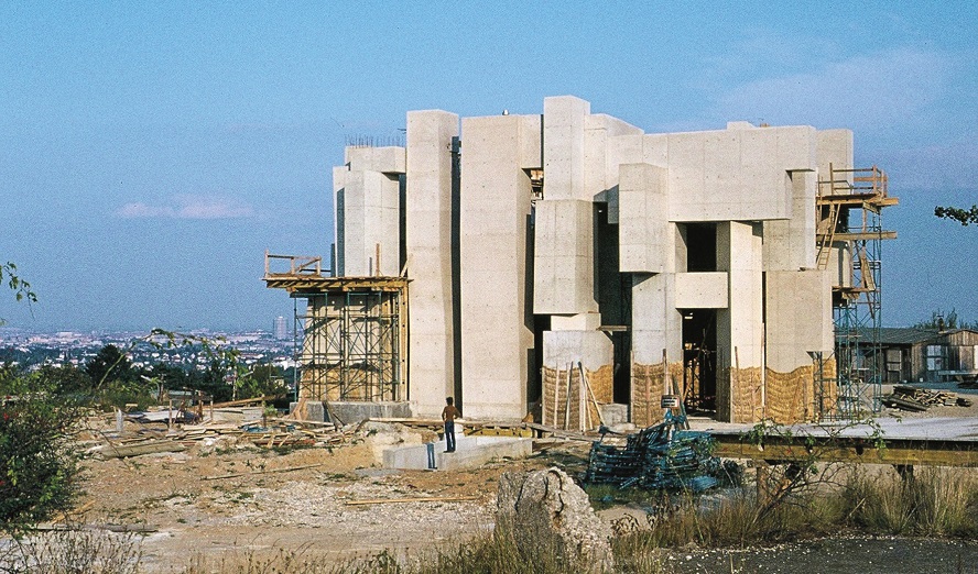 Kirche Zur Heiligsten Dreifaltigkeit, in Bau, Ansicht von Westen, Ende September/Anfang Oktober 1975 © Foto: Fritz Gerhard Mayr/Fotoarchiv F. G. Mayr, Wien
