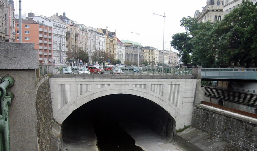 Wienfluss, Beginn der Einwölbung im Bereich des Flohmarkts © Invisigoth67, Wikimedia Commons, CC BY-SA 3.0