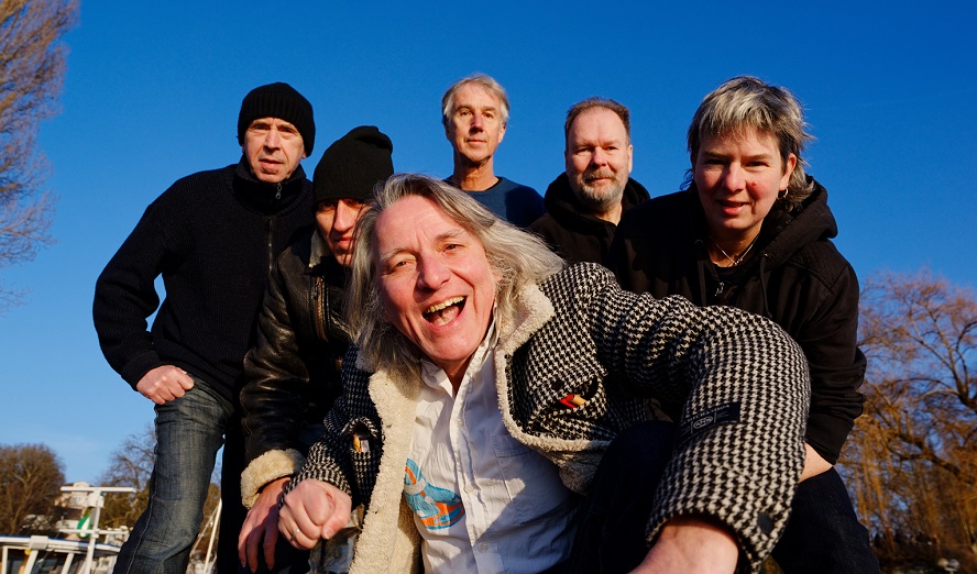 Fehlfarben, im Vordergrund: Peter Hein. Hinten v.l.n.r.: Michael Kemner, Thomas Schneider, Frank Fenstermacher, Kurt Dahlke, Saskia von Klitzing © Neal McQueen