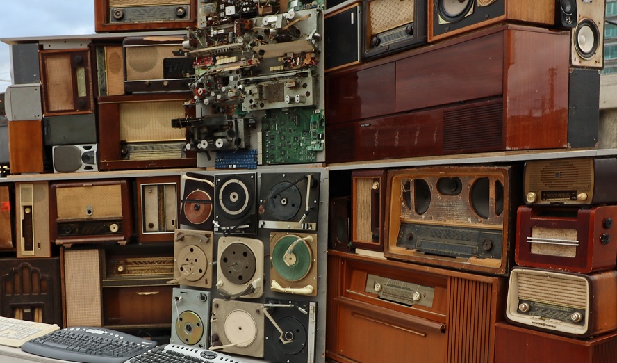 Die Installation »Streamers – a Covid Sculpture« von Benoît Maubrey verdeutlich – neben anderem – den medialen Wandel. © Redaktion