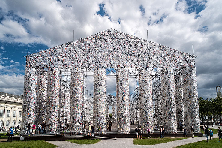 Bilder: documenta 14. Marta Minujín, The Parthenon of Books, 2017, Friedrichsplatz, Kassel, documenta 14, Foto: Mathias Völzke