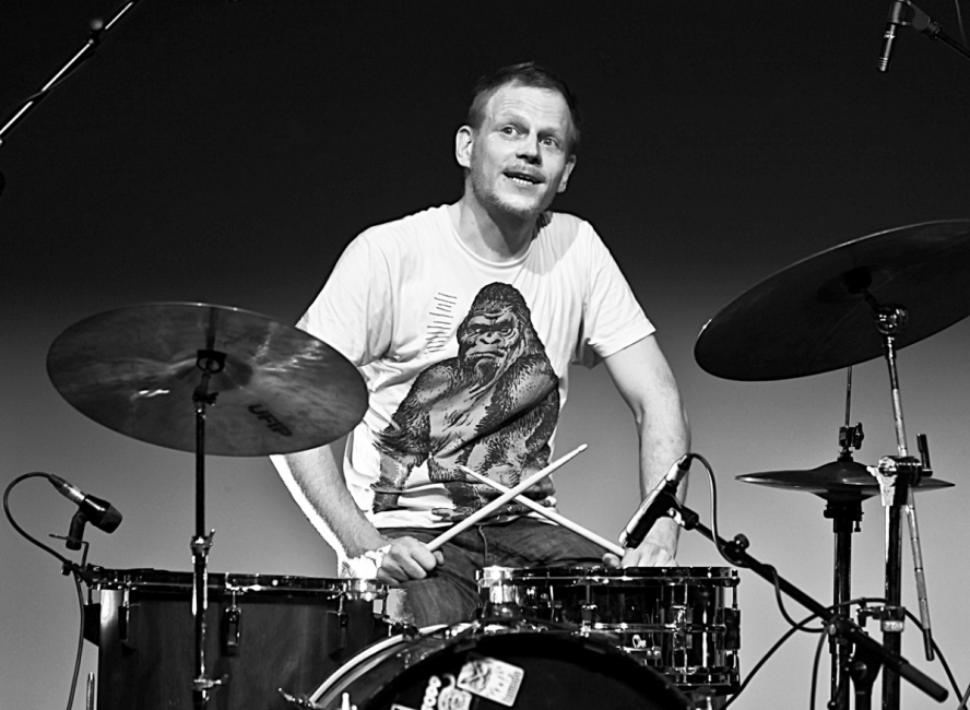 Schlagwerker Didi Kern<br> &copy; <a title="http://www.peterraucheker.at/" target="_blank" href="http://www.peterraucheker.at/">www.peterraucheker.at</a>