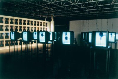 VALIE EXPORT Die un -endliche/ -ähnliche Melodie der Stränge, 1998 &copy; VBK, Wien 2010 Video-Installation Gesamtma? variabel Installationsansicht Golden Paley Gallery, 2000 Courtesy Charim Galerie, Wien, Foto: Scott Lindgren