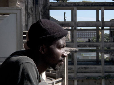 FOTO: Zimmer mit Aussicht. La Piston auf seinem Balkon. &copy; serendipity films