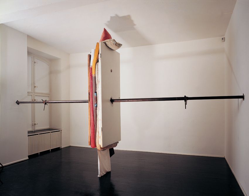 <a title="http://www.sigalitlandau.com/" target="_blank" href="http://www.sigalitlandau.com/">Sigalit Landau</a>: Hausrat und Gerüstteil 300 x 500 x 100 cm Unikat Inv. Nr. 104, &copy; Pomeranz Collection