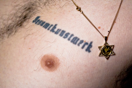 Avi Pitchon &amp; Emily McMehen, Gesamtkunstwerk, 2010, Body Art: Avi Pitchon 1993, Photograph: Emily McMehen 2009<br />Illustrationen: Julia Machhausen<br />