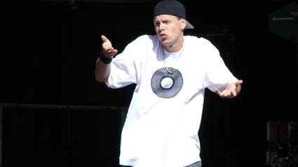 SIGNMARK Deaf Hip Hop from Finnland. Foto: <br /><a title="www.kunstraumkreuzberg.de/start.html" target="_blank" href="http://www.kunstraumkreuzberg.de/start.html">www.kunstraumkreuzberg.de</a>