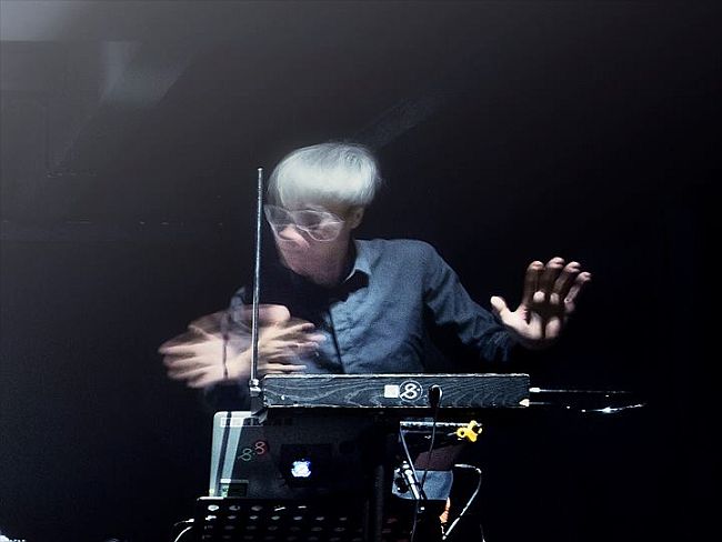 Chor Guan Ng playing the Theremin <br />photo by Alvin Shen