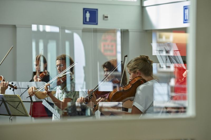 Zwischenhalt in der Davoser Bahnhof Schalterhalle, Kreisverkehr © Yannick Andrea